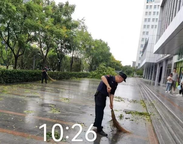 C:/Users/BA/Desktop/風(fēng)雨過后南京保安迅速行動(dòng)，恢復(fù)安“寧”面貌/5.jpg5